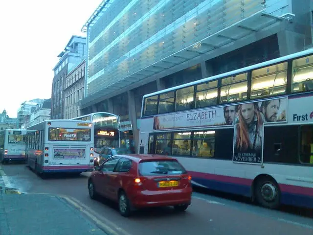 Photographie : bus à impériale dans une rue