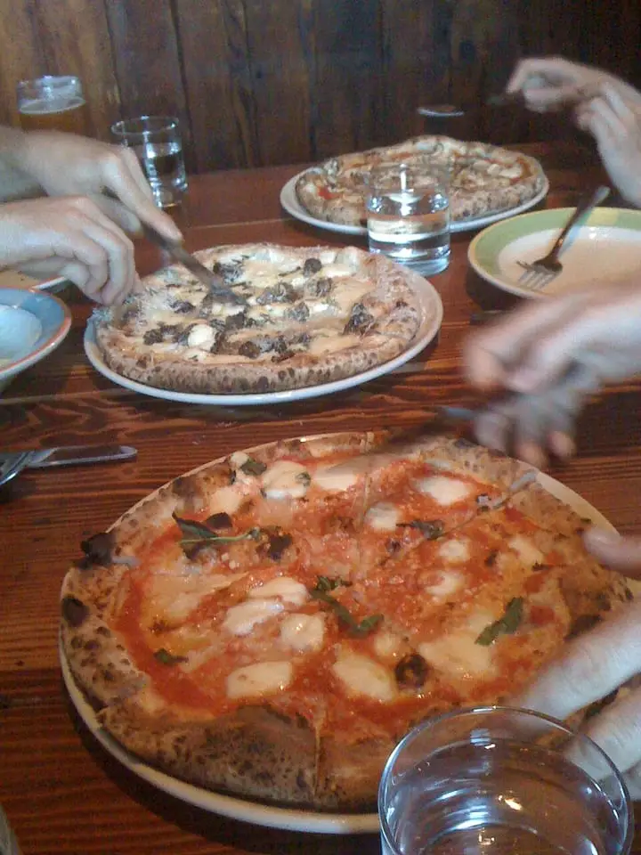 Photographie : pizza sur une table