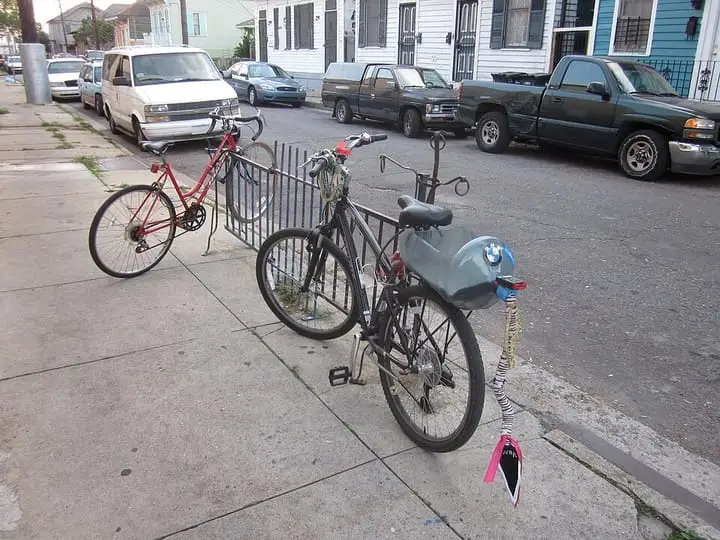 Photographie : vélos garés dans une rue